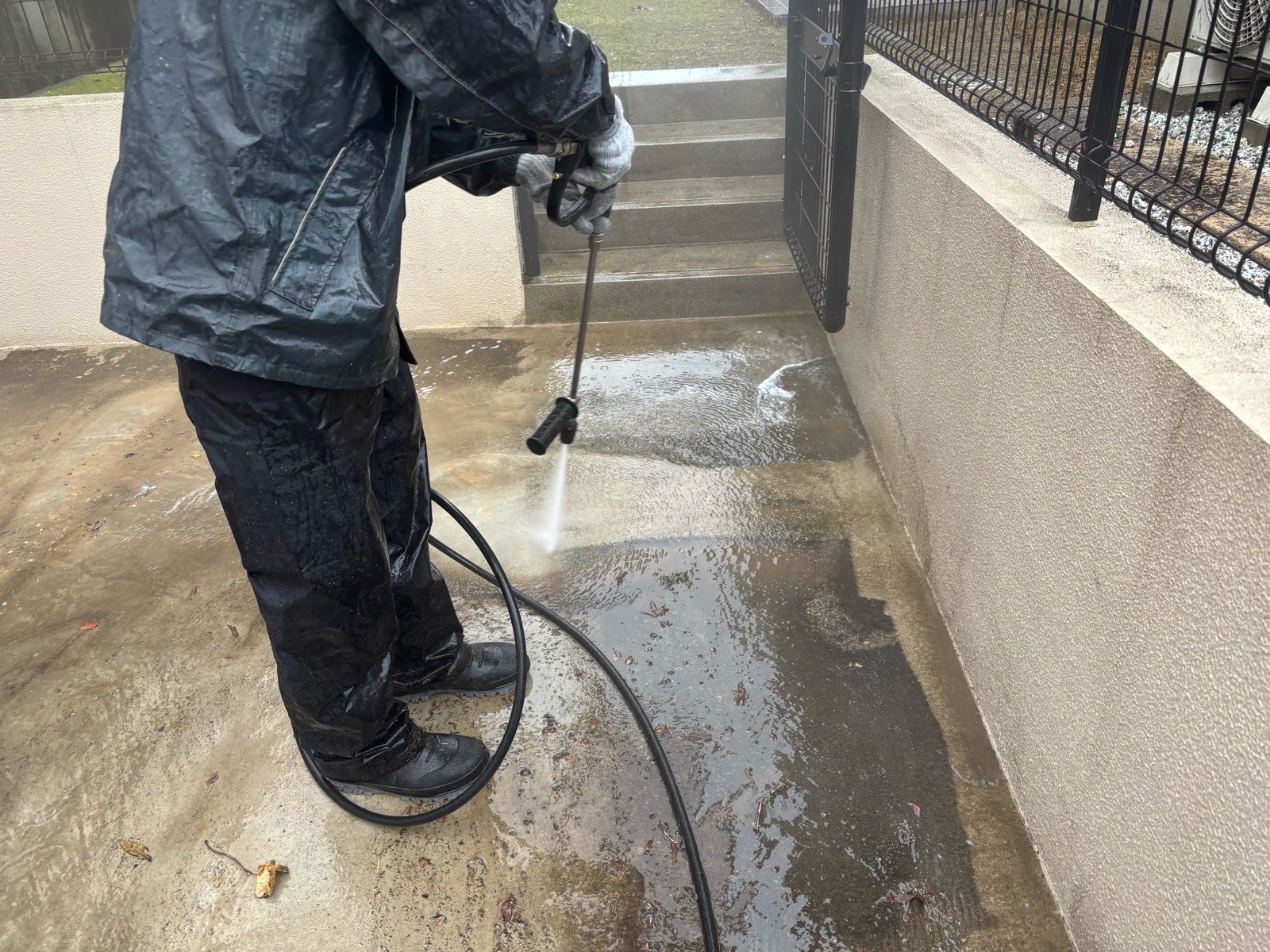 奈良市 塀塗装前 高圧洗浄 作業中の様子