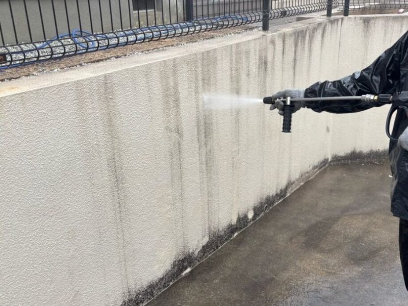 奈良市 塀塗装 高圧洗浄後の塀と土間の様子