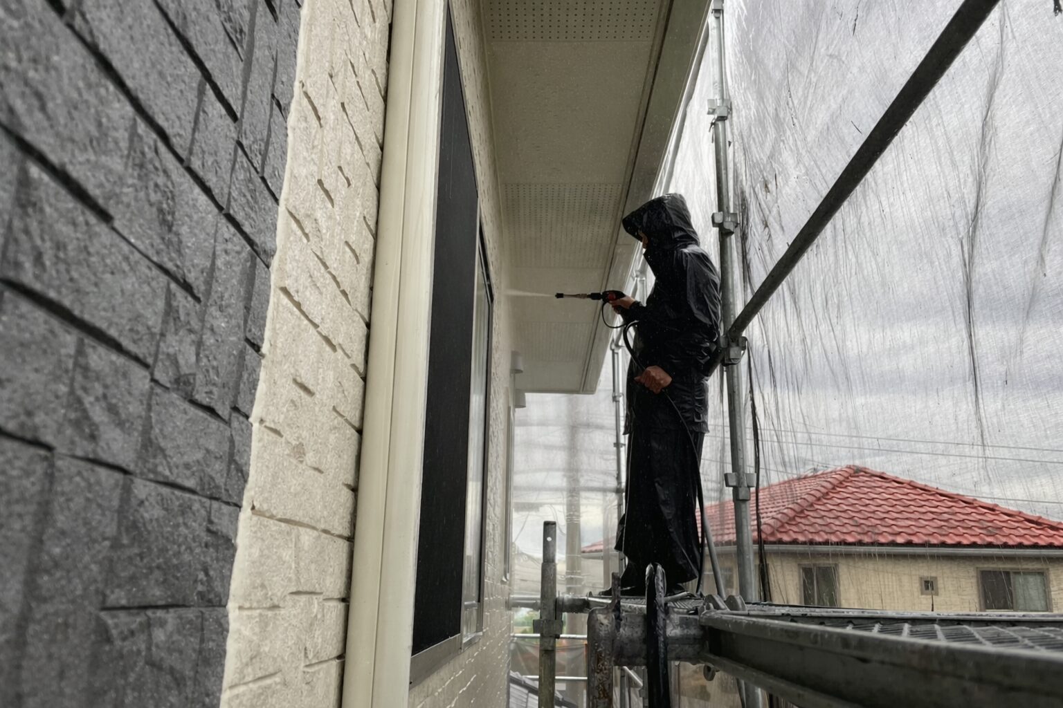 奈良市 外壁塗装 高圧洗浄を丁寧に行っている施工の様子