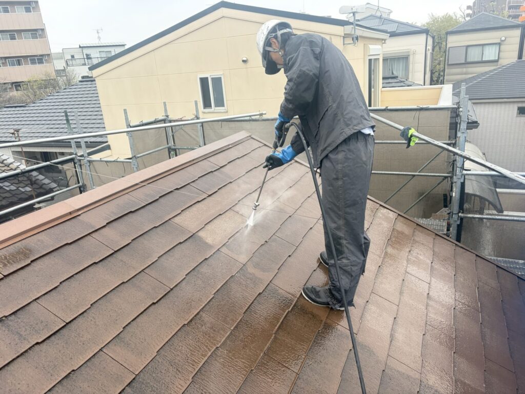 奈良市で屋根塗装前の高圧洗浄を行いました｜苔や汚れを落として塗装準備へ