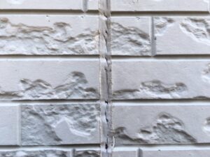 奈良市で外壁塗装前に確認したいコーキングのひび割れ