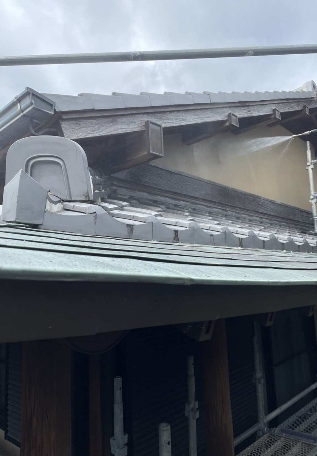 奈良市N様邸で外壁塗装前に高圧洗浄を行っている様子