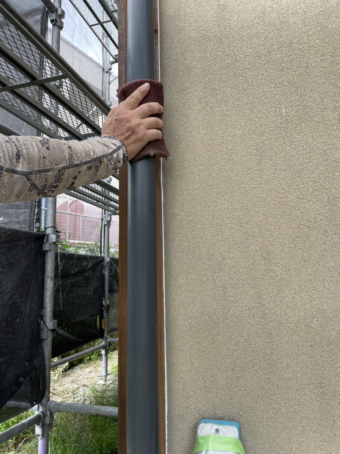 奈良市N様邸で雨樋まわりのケレン作業を行っている様子